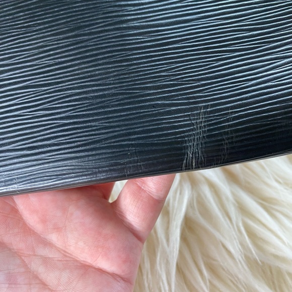 LV Epi Pochette - Picture 11 of 15